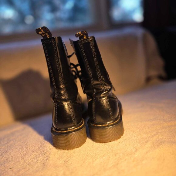Dr. Martens 10 hole black boots UK size 4, excellent sharp thick soled, size 6.5 - Picture 2 of 8